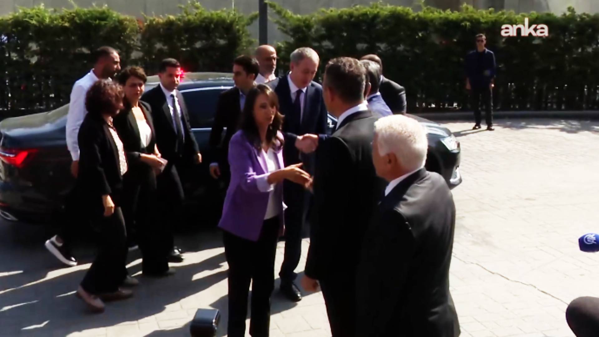 DEM Parti Eş Genel Başkanlarından Özel’e destek ziyareti; eski İstanbul İl Başkanlığı’na gittiler