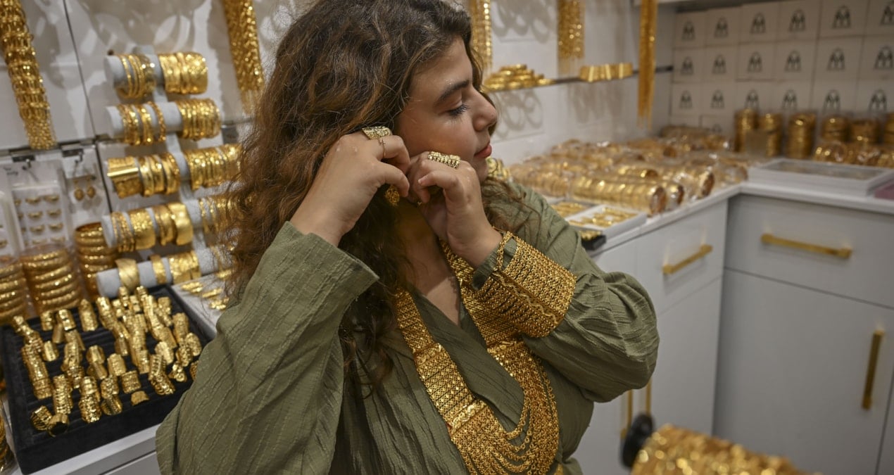 Düğünlerde yeni moda: Gelinleri altın yerine imitasyon süslüyor