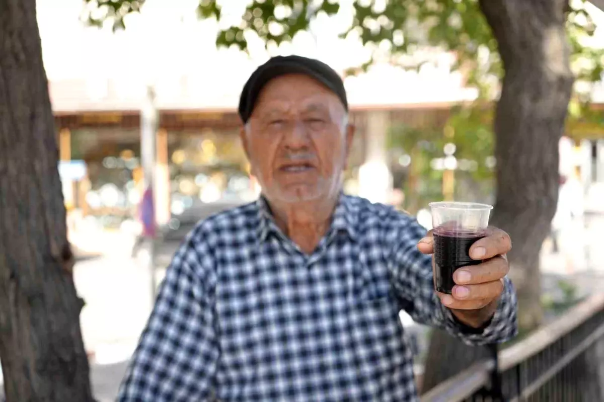 86 yasindaki usta 40 yildir dogal karadut suyu satiyor NPW5HHSB.jpg