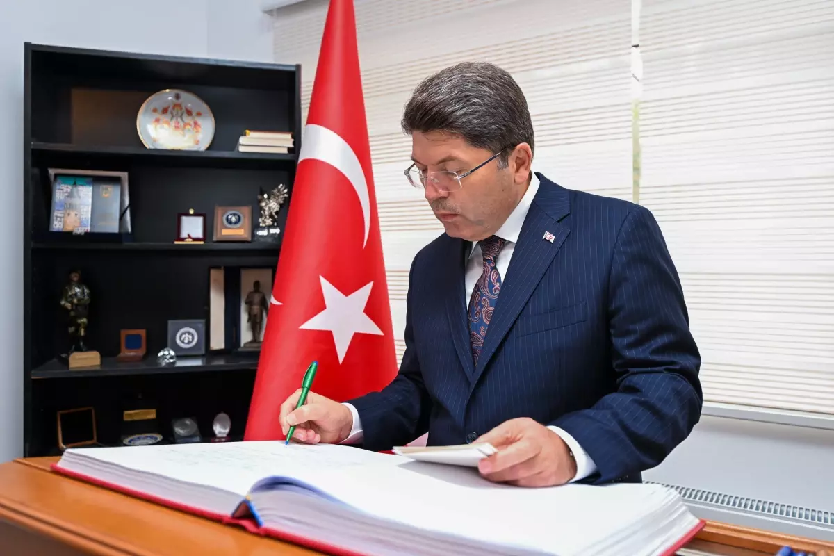 Adalet Bakanı Yılmaz Tunç, Romanya’da Türk Şehitliği’ni Ziyaret Etti adalet bakani yilmaz tunc romanyada turk sehitligini ziyaret etti KZLZPVBw.jpg