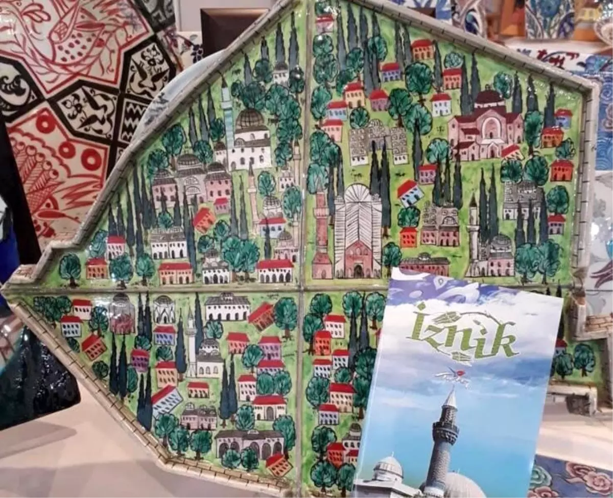 cini sanatcisi mesude kunen papa 14uncu leoya izniki resmettigi tabloyu hediye edecek QTA62BP9.jpg