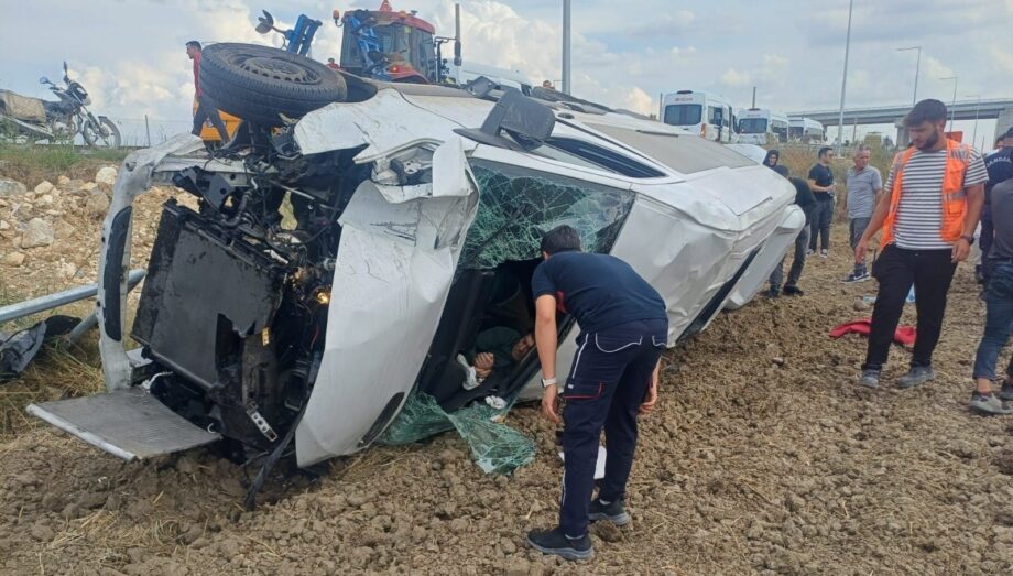 mersinde minibus devrildi biri agir 5 yarali iX4fzzC6.jpg