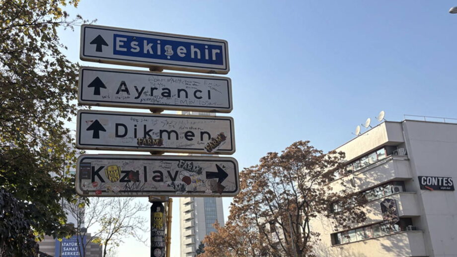 Çankaya’da gençlerin asılarak fotoğraf çektirdiği tabelaya koruma cankayada genclerin asilarak fotograf cektirdigi tabelaya koruma XRpulILL.jpg