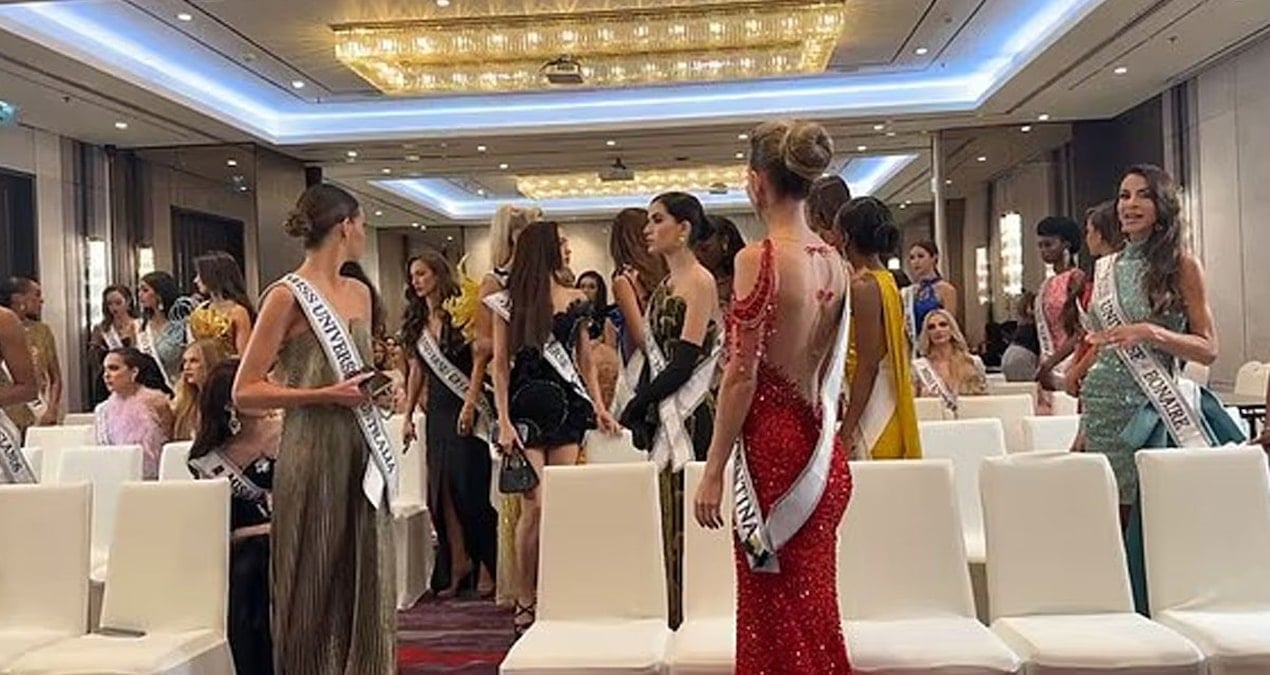 kainatin en guzel kadini salonu apar topar terk etti vv8QR2wb.jpg