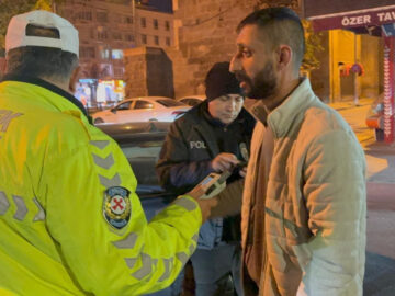 kayseride alkollu surucu kimlik isteyen polise sosyal medya hesabini acti 9SZzxaX5.jpg