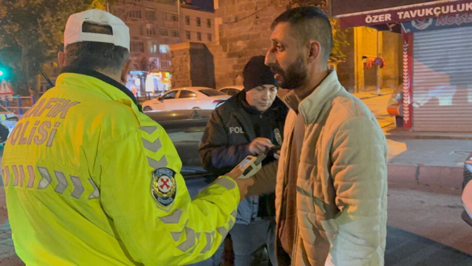 Kayseri’de alkollü sürücü kimlik isteyen polise sosyal medya hesabını açtı kayseride alkollu surucu kimlik isteyen polise sosyal medya hesabini acti 9SZzxaX5.jpg