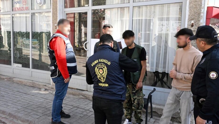 Kırşehir’de 5 düzensiz göçmen yakalandı kirsehirde 5 duzensiz gocmen yakalandi zPBYmAvG.jpg