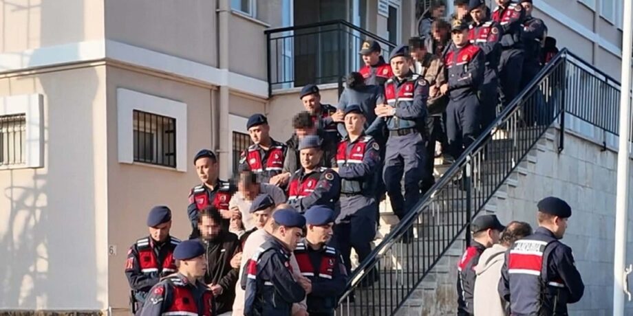 Sahte borsa çetesine 7 ilde operasyon: 457 milyon liralık vurgun sahte borsa cetesine 7 ilde operasyon 457 milyon liralik vurgun 9SlwCZIA.jpg